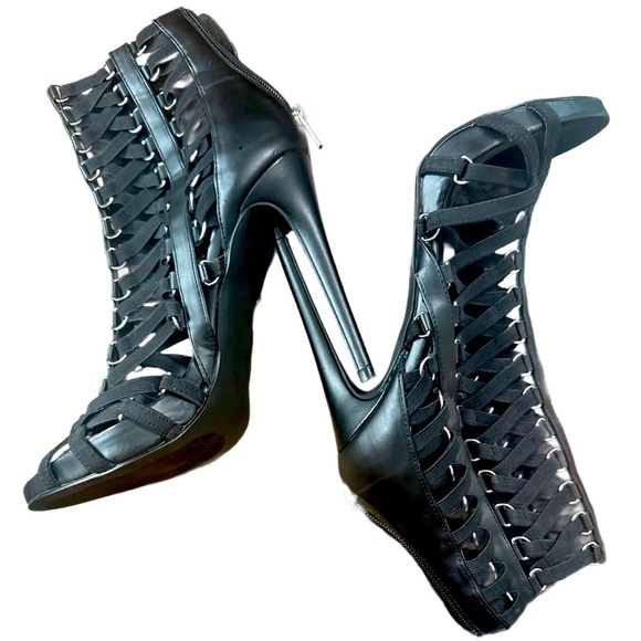 STEVE MADDEN GLADIATOR Stiletto’s
NEW
7.5 - Picture 1 of 4